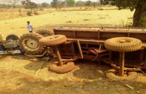 र्दनाक सड़क हादसा – तेज रफ्तार ट्रैक्टर अनियंत्रित होकर खेत में पलटा,चालक की मौत, 5 की हालत गंभीर