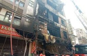 बच्चों को पहली मंजिल से फेंका, आग और धुएं से नौ लोगों की मौत; दिल्ली अग्निकांड की भयावह तस्वीरें