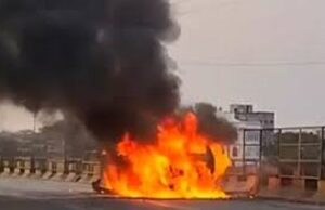 रायपुर में बड़ा हादसा, आमानाका ओवरब्रिज पर चलती कार में लगी, ड्राइवर की सूझबूझ से टला बड़ा हादसाआग