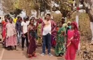 महिलाओं से छेड़छाड़ के आरोप में हेडमास्टर की पिटाई, जूतों की माला पहनाकर गांव में घुमाया, रसोइया से भी था संबंध!