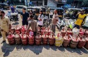 देश में LPG संकट, एजेंसियों पर भीड़, कहीं होटल बंद, कहीं भंडारा, कहां आ गए हम?