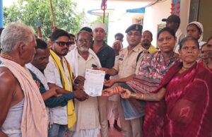 सोशल मीडिया पर आदिवासी समाज के खिलाफ अमर्यादित टिप्पणी पर भड़के समाज के लोग अमलीपदर थाना पहुंच शिकायत दर्ज कराई