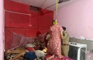 दुर्ग में सामूहिक मौत से सनसनी: पति-पत्नी फंदे पर लटके मिले, दो मासूम बच्चों के शव बिस्तर पर, सुसाइड नोट बरामद