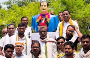 राजीव गोद ग्राम कुल्हाड़ीघाट पहुंचे कांग्रेसियों ने पूर्व प्रधानमंत्री स्वर्गीय राजीव गांधी की प्रतिमा की पूजा अर्चना कर सदभावना रैली निकाली