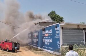 CG News: पटाखा गोदाम में लगी भीषण आग, धमाकों से दहला पूरा पूरा इलाका, बुझाने में जुटा दमकल विभाग, आग लगने का कारण अज्ञात