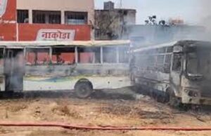 राजनांदगाव – शहर के बसंतपुर थाना क्षेत्र के एक बस डिपो में लगी भीषण आग, कई बसें जलकर हुई राख
