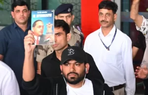 कॉकरोच जनता पार्टी का प्रदर्शन, जंतर मंतर पहुंचे अभिजीत दीपके, भाड़ी भीड़