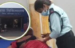 गरियाबंद जिला अस्पताल में लापरवाही का वीडियो वायरल, महिला गार्ड कर रही इलाज