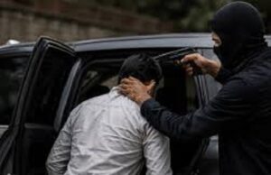 दिनदहाड़े कारोबारी का अपहरण: नाम पूछकर बदमाशों ने पिस्तौल दिखाई और जबरन साथ ले गए