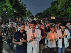 स्टाइपेंड वृद्धि और आउटसोर्सिंग खत्म करने समेत तीन मांगों को लेकर जूनियर डॉक्टरों का कैंडल मार्च