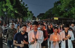 स्टाइपेंड वृद्धि और आउटसोर्सिंग खत्म करने समेत तीन मांगों को लेकर जूनियर डॉक्टरों का कैंडल मार्च