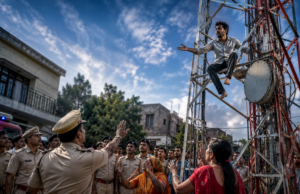 दो पत्नियों के विवाद में पति का खतरनाक कदम, टावर पर चढ़कर किया जमकर हंगामा