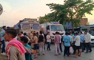 ट्रक हादसे में युवक की मौत से भड़के ग्रामीण, शव रखकर किया हाईवे जाम; 10 लाख मुआवजे पर खत्म हुआ आंदोलन