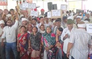 सुशासन तिहार में कांग्रेस का विरोध प्रदर्शन: खाली मटकी लेकर पहुंचीं महिलाएं, पानी-बिजली और पेंशन की समस्याओं पर जताया आक्रोश