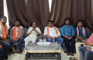 पिछड़ा वर्ग आयोग अध्यक्ष नेहरू निषाद एवं भाजपा जिला अध्यक्ष अनिल चंद्राकर ने खादी ग्राम उद्योग का किया निरीक्षण