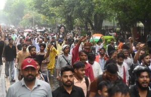संसद की ओर मार्च कर रहे प्रदर्शनकारियों पर लाठीचार्ज, अभिजीत दीपके को हिरासत में लिया गया, पुलिस ने किया खंडन