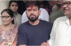 घर पहुंचे अभिजीत दीपके, एंटी पेपर लीक बिल पर कहा, ‘जब तक…’