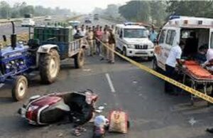 नेशनल हाईवे पर दर्दनाक हादसा, ट्रैक्टर से टकराई स्कूटी; 2 महिलाओं समेत 4 की मौत, एक मासूम जिंदगी के लिए जूझ रहा