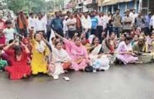 कोरिया में छात्रा की आत्महत्या पर आक्रोश, सिटी कोतवाली का घेराव, IC मार्ट संचालक की गिरफ्तारी की मांग