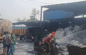 कोरबा कार्बन फैक्ट्री में ब्लास्ट: 30-40 मजदूरों ने भागकर बचाई जान; 8 दमकल वाहनों ने 3 घंटे में पाया काबू