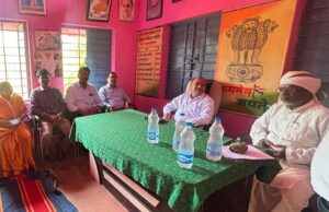गरियाबंद – कमार जनजाति ग्राम कुल्हाड़ीघाट पहुंचे कलेक्टर भगवान सिंह उइके, लगाई चौपाल, जमीनी हकीकत देख दिए सख्त निर्देश