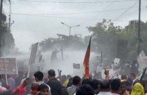 रायपुर में NEET पेपर लीक पर बवाल! BJP-कांग्रेस कार्यकर्ताओं में झूमाझटकी, पुलिस ने आंसू गैस और वाटर कैनन से संभाला मोर्चा