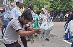 दुर्ग में स्मार्ट मीटर के खिलाफ फूटा गुस्सा, महिलाओं ने कलेक्ट्रेट के बाहर मीटर तोड़े