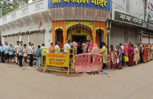 भगवान हुए अस्वस्थ, भक्तों में बंटा औषधीय काढ़ा, धमतरी में अनोखी परंपरा, 100 मीटर लंबी कतार