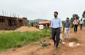 गरियाबंद: आजादी के बाद पहली बार ताराझर-कुरवापानी पहुंचे जिला पंचायत CEO प्रखर चंद्राकर