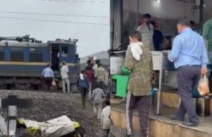 भूख लगी तो बीच रास्ते रोक दी ट्रेन… समोसा और हरी चटनी लेने उतरा लोको पायलट! लोगों ने कहा- यह कोई पहली बार नहीं है