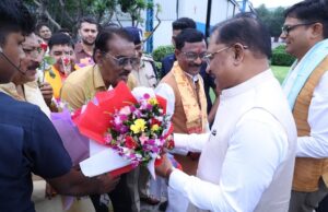 गुरु पूर्णिमा पर रायगढ़ पहुंचे CM विष्णुदेव साय, जिंदल एयरस्ट्रिप पर हुआ भव्य और आत्मीय स्वागत