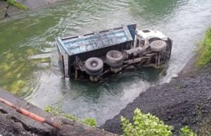 कोयले से लदा ट्रेलर पुलिया की रेलिंग तोड़ नदी में गिरा, चालक-परिचालक बाल-बाल बचे