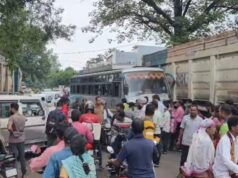 CG BREAKING: यादव बस और बोलेरो की आमने-सामने टक्कर, कई यात्री घायल