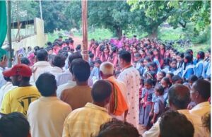 आजादी के जश्न के बीच विद्यालय भवन की मांग को लेकर धरना, 15 अगस्त को भी सड़क पर बैठे ग्रामीण