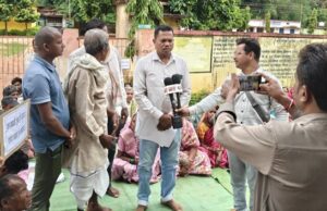 गरियाबंद के रुवाड़ में सैंकड़ों छात्र-छात्राएं स्कूल भवन की मांग को लेकर 6 दिनों से कर रहे आंदोलन शासन प्रशासन बेखबर