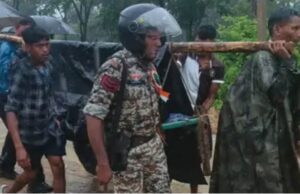 बारिस में बीमार बुजुर्ग को जवानों ने दिया कंधा, अस्पताल तक पहुंचाकर पेश की इंसानियत की मिसाल