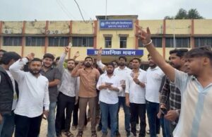 इंदिरा गांधी कृषि विश्वविद्यालय में पेपर लीक पर बवाल! – NSUI का प्रदर्शन, नकली नोट-डायपर लेकर पहुंचे कार्यकर्ता; जिम्मेदारों के इस्तीफे की मांग