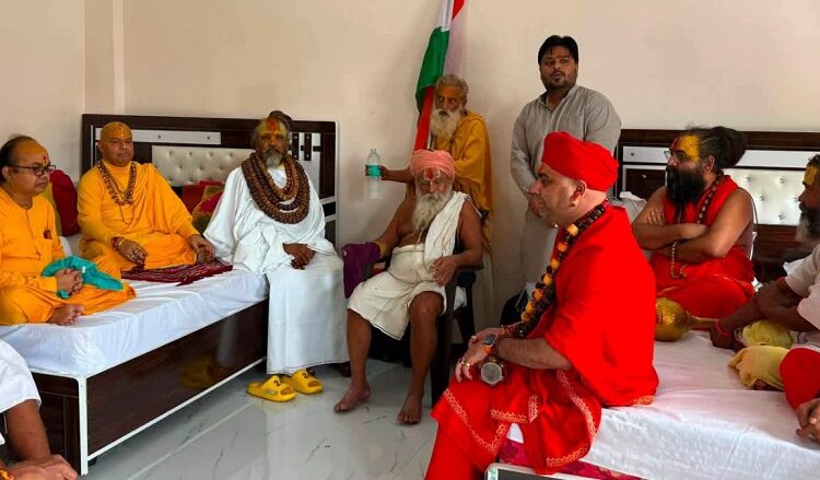 राम मंदिर चढ़ावा चोरी विवाद पर संतों की बैठक में हंगामा, अयोध्या में आंदोलन का एलान