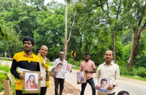 नेशनल हाईवे सड़क किनारे गड्ढे में बैठकर कांग्रेस नेताओं ने किया अनोखा प्रदर्शन देखने लगी भीड़