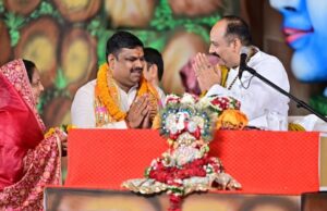 पंडित प्रदीप मिश्रा ने की स्कूलों में मंत्रोच्चारण की पहल की तारीफ, शिक्षा मंत्री गजेंद्र यादव ने लिया आशीर्वाद