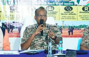 मैनपुर के दुरस्थ वनांचल जुगाड़ पुलिस कैम्प पहुंचे डीआईजी रायपुर रेंज उदय भास्कर बिल्ला