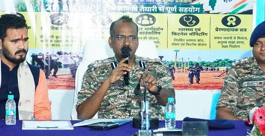 मैनपुर के दुरस्थ वनांचल जुगाड़ पुलिस कैम्प पहुंचे डीआईजी रायपुर रेंज उदय भास्कर बिल्ला