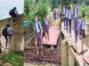 हादसे का खतरा – नीचे नदी का तेज बहाव, ऊपर स्कूल बैग; अधूरे पुल की सीढ़ी से स्कूल जाते बच्चे