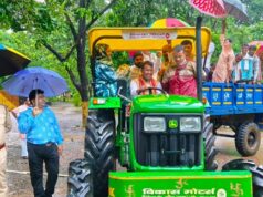 नदी-नाले को पार कर ट्रैक्टर चलाते तालेसर गांव पहुंचे राजिम MLA रोहित साहू का ग्रामीणों ने किया भव्य स्वागत देखिए वीडियो,,