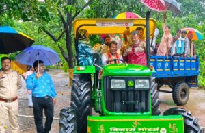 नदी-नाले को पार कर ट्रैक्टर चलाते तालेसर गांव पहुंचे राजिम MLA रोहित साहू का ग्रामीणों ने किया भव्य स्वागत देखिए वीडियो,,