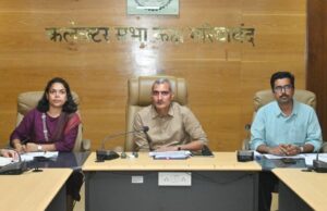 बस्तर मुन्ने’ में शामिल शासकीय योजनाओं के क्रियान्वयन को लेकर कलेक्टर रणबीर शर्मा ने ली बैठक