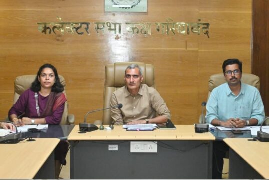 बस्तर मुन्ने’ में शामिल शासकीय योजनाओं के क्रियान्वयन को लेकर कलेक्टर रणबीर शर्मा ने ली बैठक